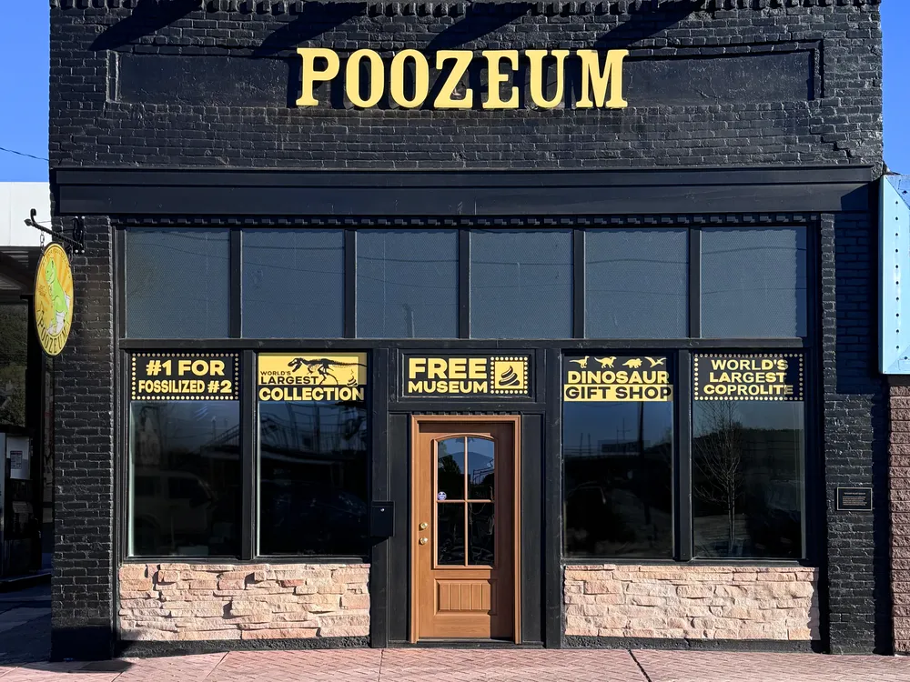 Exterior of a building with the word POOZEUM near the top