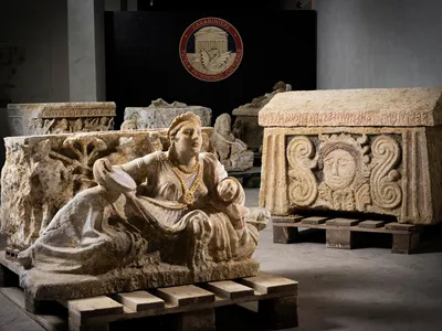 Italian authorities have recovered several Etruscan antiquities stolen by tomb raiders from a burial site in central Italy.